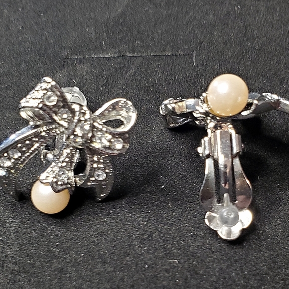 VNTG Lilylin Crystal & Faux Pearl Silvertone Heart & Bows Brooch and Earring set - Picture 7 of 13